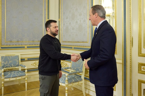 Новоназначеният външен министър на Обединеното кралство Дейвид Камерън посети Украйна