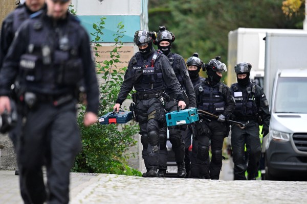 Полицията в Германия извърши обиски на 54 обекта в цялата