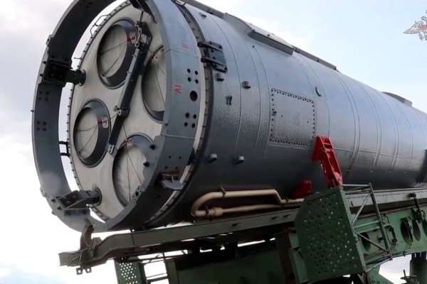 Руските ракетни сили са заредили междуконтинентална балистична ракета оборудвана с