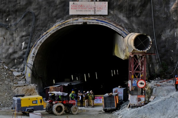 Индийските спасители се сблъскаха с пречки в двуседмичния опит да освободят 41 тунелни работници