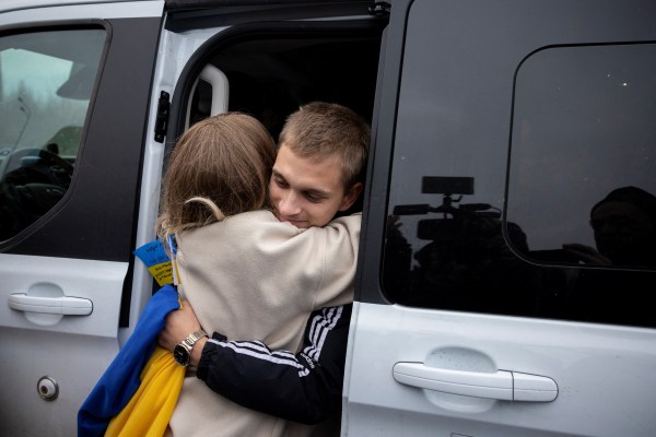 Осиротели украински тийнейджъри които бяха отведени в Русия от окупираните