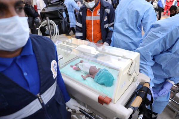 Група от 28 недоносени бебета беше евакуирана от болница ал Шифа