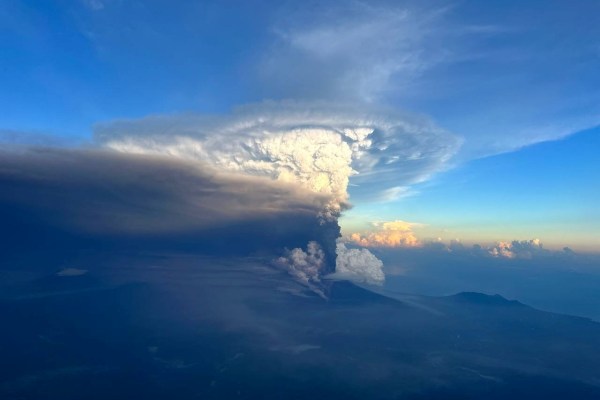 Вулканично изригване на отдалечен остров в Папуа Нова Гвинея накара