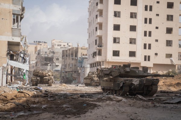 Град Газа – Докато гледам през прозореца тази сутрин танковете