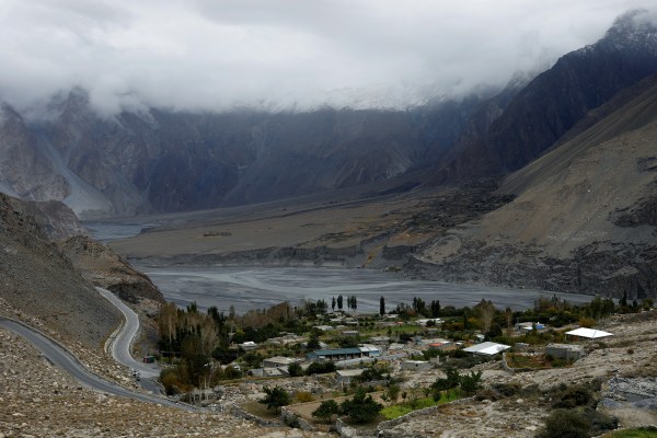 Планински села се борят за бъдещето, докато топенето на ледниците предизвиква наводнения