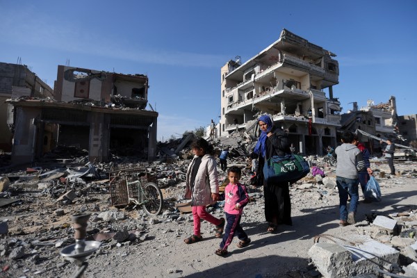 Палестинците в засегнатата от войната Ивица Газа преживяват втори ден