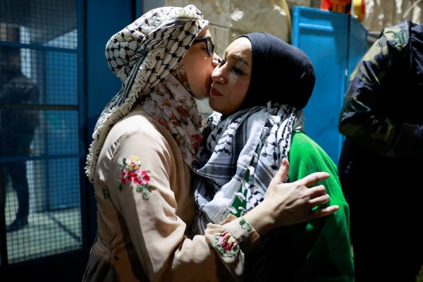 Снимки: Палестинци, освободени от затвора, се събират отново с близките си