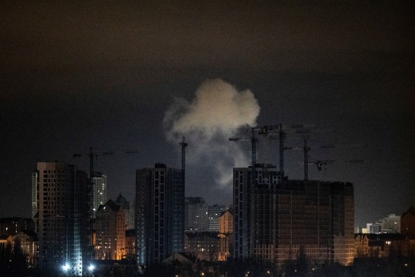 Повече от 70 руски дрона удариха Киев, раниха петима: украински служители