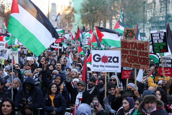 Протестиращите в Лондон на пропалестинското шествие изискват постоянно прекратяване на огъня в Газа