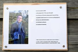 Ein Foto vom 16. Oktober 2023 zeigt eine Gedenktafel für den getöteten Lehrer Samuel Paty [Bertnard Guay/Pool via Reuters]