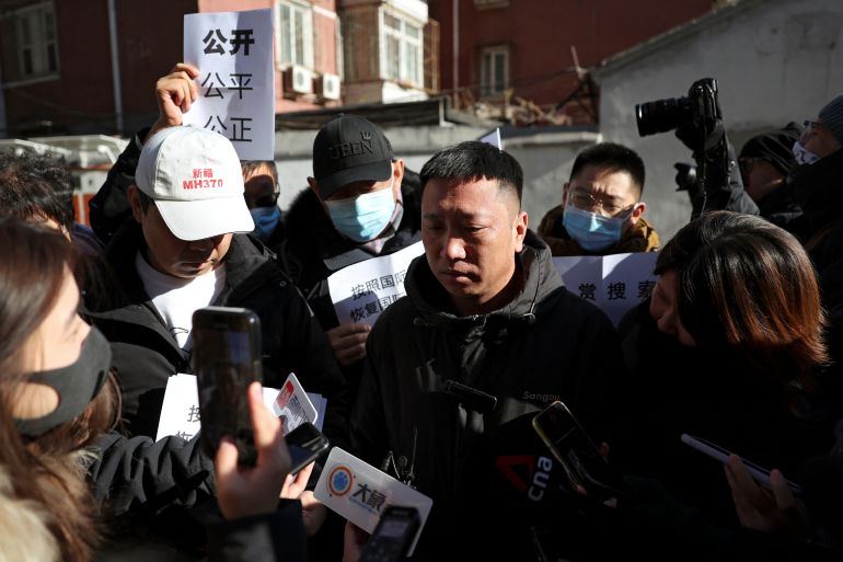 Um homem de sobrenome Fu, que perdeu seu irmão, reage ao falar à mídia após uma audiência judicial sobre indenização para aqueles que perderam seus entes queridos no voo MH370 da Malaysia Airlines que desapareceu em 2014, em Pequim, China, 27 de novembro de 2023 REUTERS/Florença Lo
