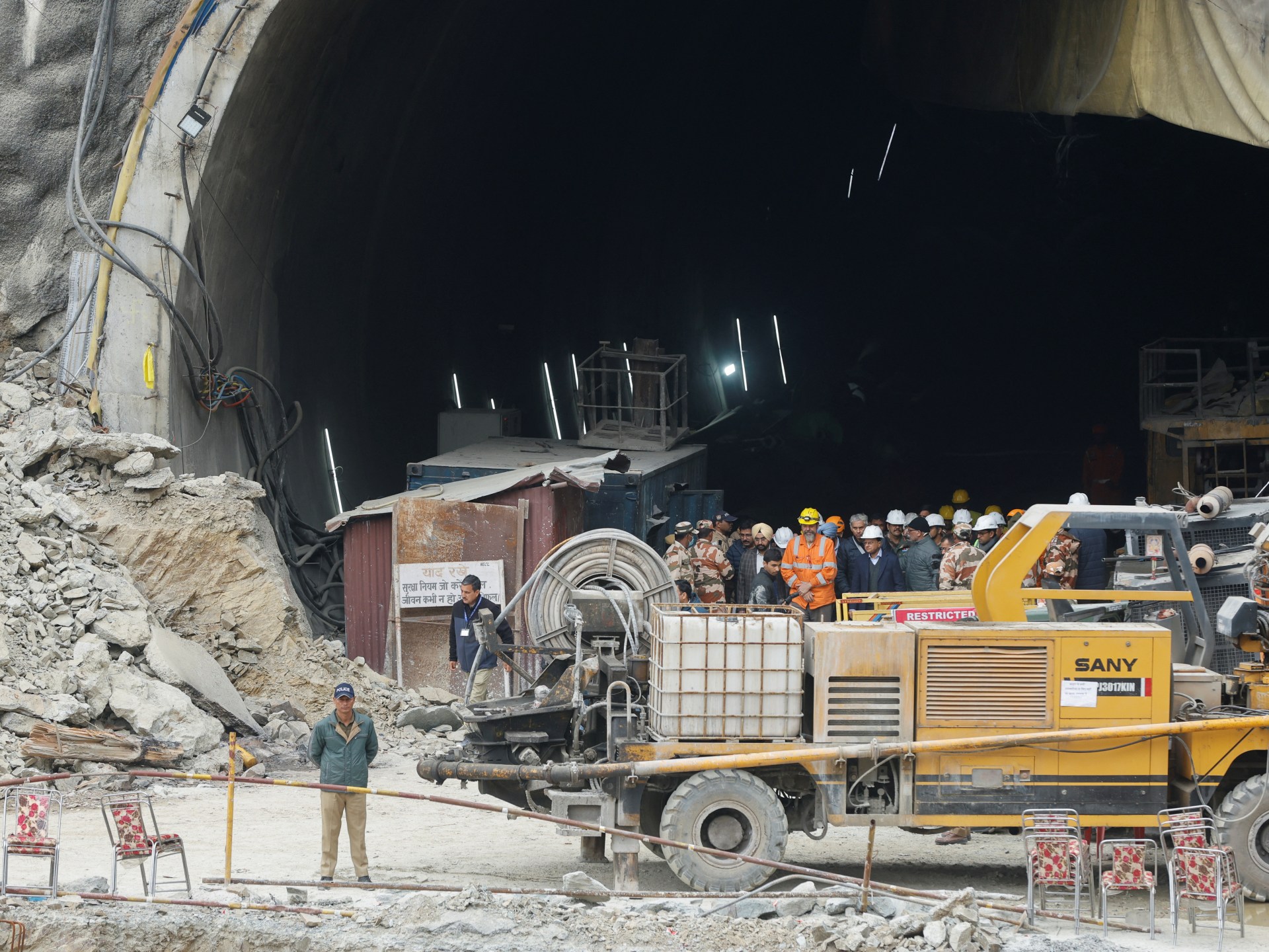 Indian rescuers dig by hand to free 41 tunnel staff trapped for weeks |  Building information