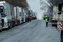 Ukrainische Lastwagen warten darauf, die polnisch-ukrainische Grenze in der Nähe des Dorfes Korczowa, Polen, am 19. November 2023 zu passieren [Yan Dobronosov/Reuters]