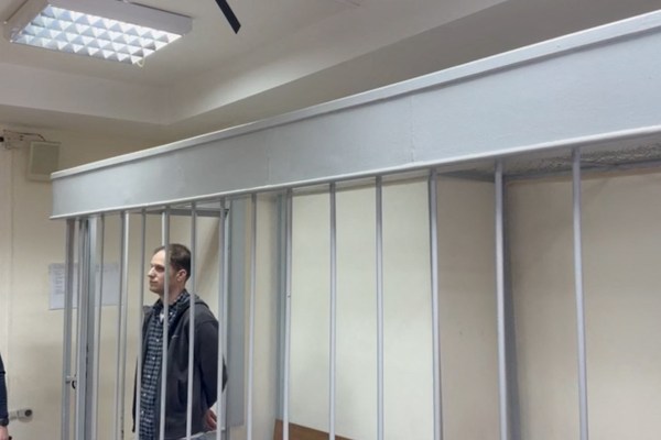 Руският съд удължи задържането на репортера на WSJ Евън Гершкович