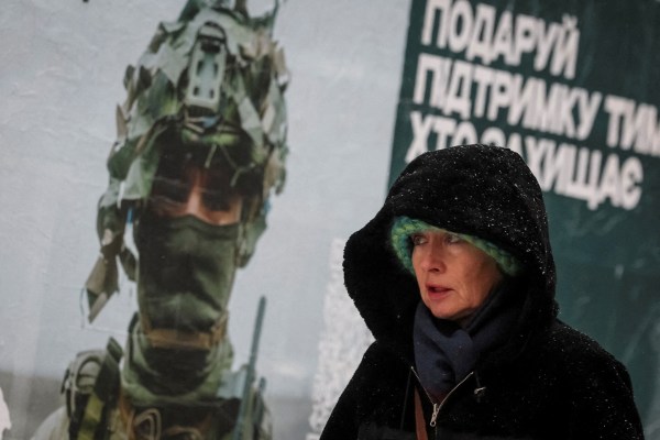 Русия отприщи щурмови вълни срещу Авдиевка в Украйна, бежанци срещу Nordics