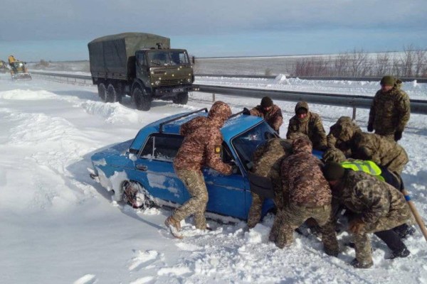 Десет души загинаха в Украйна след като ледени бури от