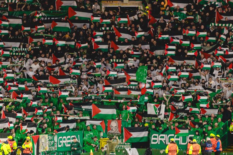 I tifosi del Celtic Football Club sventolano bandiere della Palestina durante la partita della UEFA Champions League contro l'Atletico Madrid al Celtic Park, Glasgow, Regno Unito, il 25 ottobre 2023 [Hargi/Al Jazeera]