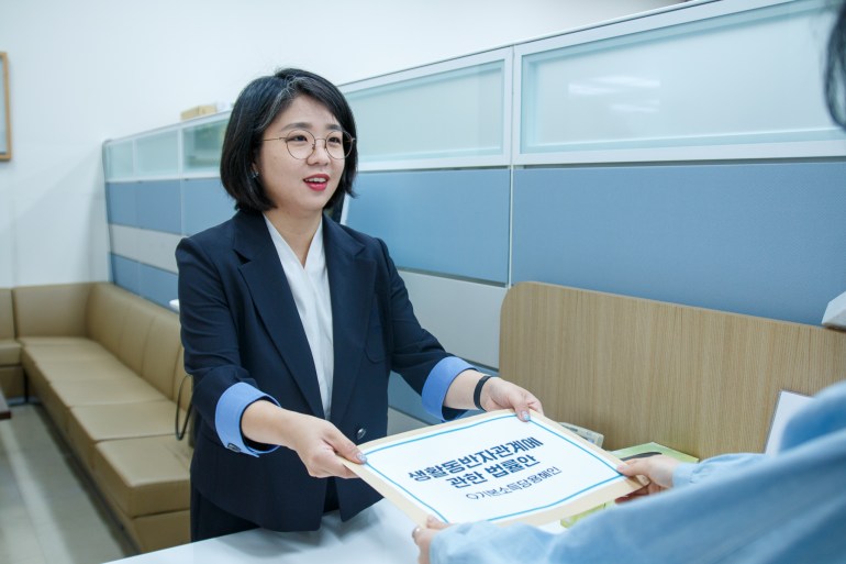 Yong Hye-In is formally submitting her proposed bill to widen the definition of family to the parliament office 