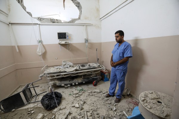 Град Газа – Израелските военни самолети продължават да атакуват болници
