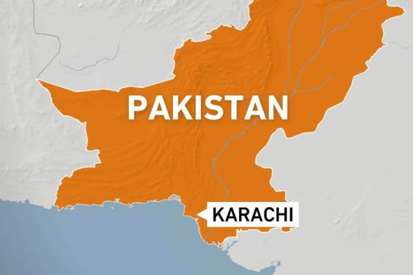 Най-малко 10 загинаха при пожар в търговски център в пакистанския Карачи