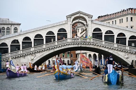 A view of the Rialto Bridge in September with gondolas beneath