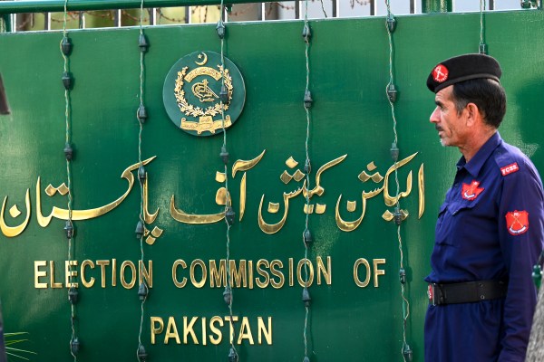 Пакистан ще проведе отложени национални избори през февруари тъй като