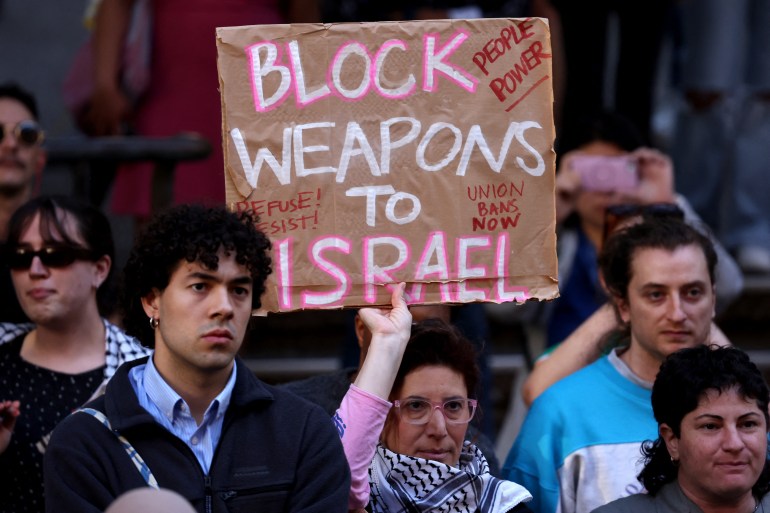 Protesters express their support for Palestinians during a rally in Sydney on October 9, 2023. - More than 123,000 people have been displaced in the Gaza Strip since the outbreak of conflict between Palestinian militants and Israel, the United Nations said on October 9.  Photo by David GRAY / AFP)