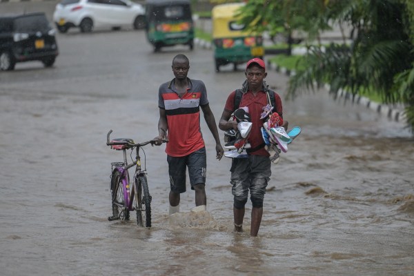 Наводненията в цяла Източна Африка убиха десетки хора и разселиха