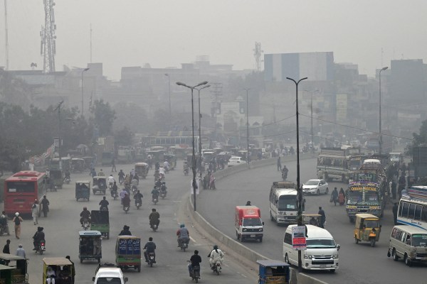 Вълна от гъста токсична мъгла е обгърнала пакистанския град Лахор