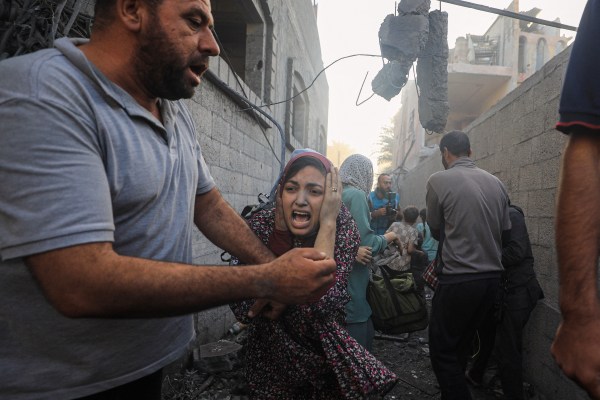 Израелската армия е бомбардирала най малко три бежански лагера в Газа