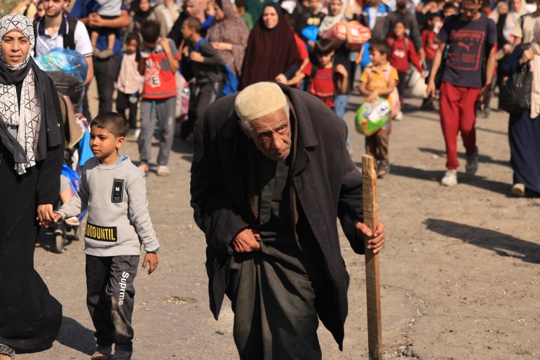 Um homem idoso está entre as dezenas de milhares de palestinos que fogem da Cidade de Gaza em meio a violentos combates no norte de Gaza [MAHMUD HAMS / AFP]