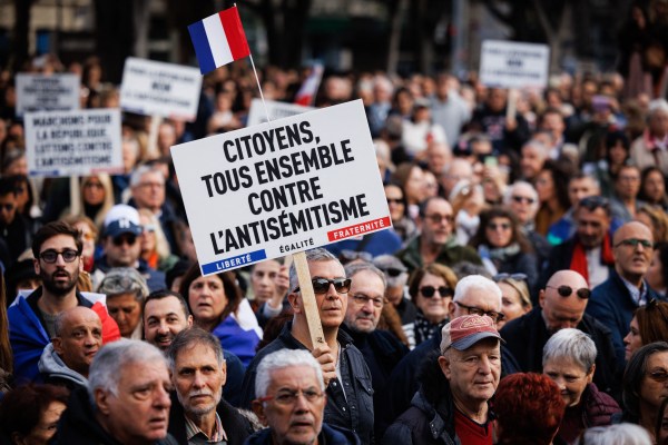 Повече от 180 000 души във Франция включително десетки хиляди