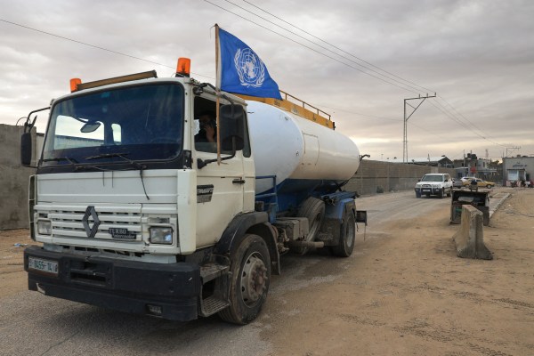 Израел позволява на два камиона с гориво в Газа всеки