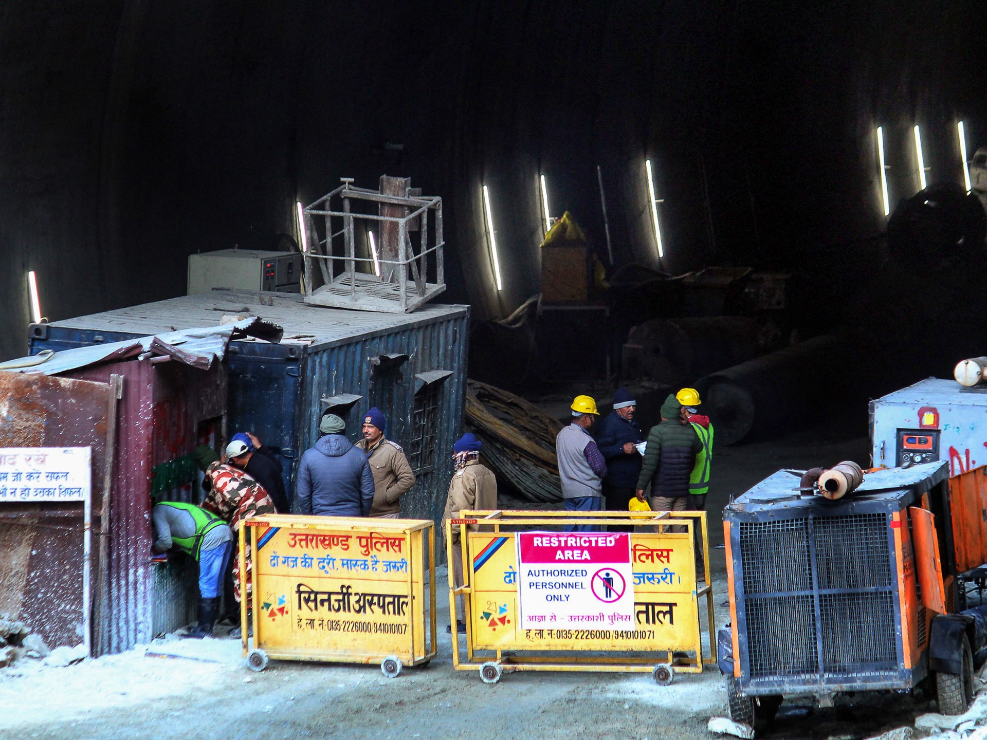 Índia interrompe esforços para resgatar trabalhadores presos em um túnel devido a temores de colapso  Notícias