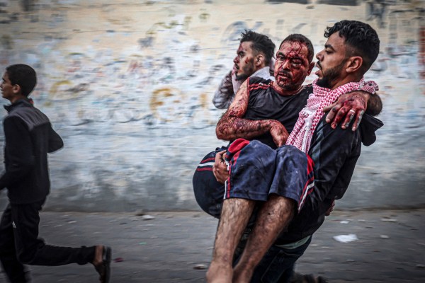 Десетки палестинци бяха убити и стотици ранени докато израелските сили