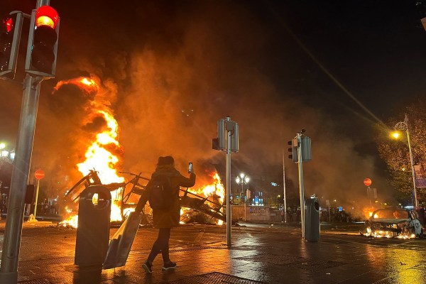 Ирландия ще затегне законите за омраза на фона на „срам“ за крайнодесните бунтове в Дъблин