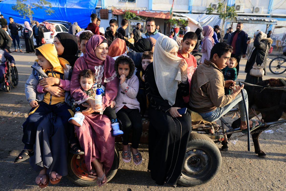Palestinians who had taken refuge in temporary shelters return to their homes in eastern Khan Yunis in the southern Gaza Strip during the first hours of a four-day truce