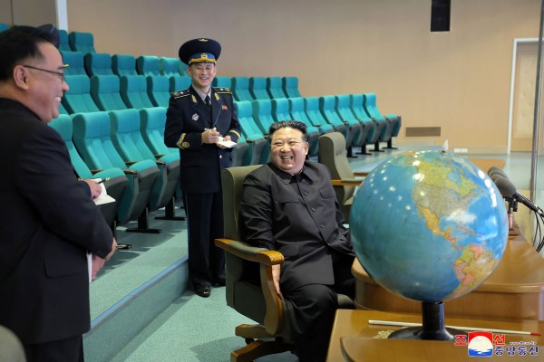 Севернокорейският лидер Ким Чен Ун е инспектирал шпионски сателитни снимки