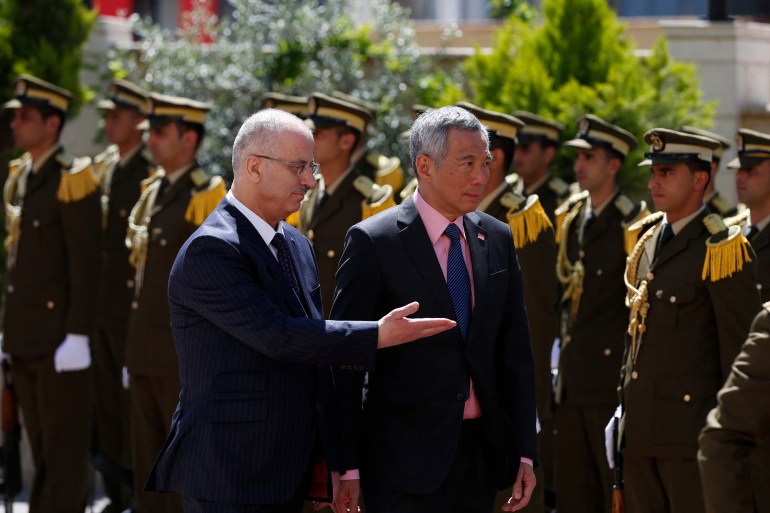 De premier van Singapore tijdens een bezoek aan Ramallah in 2016. Hij inspecteert een erewacht vergezeld door de toenmalige Palestijnse premier Rami Hamdallah 