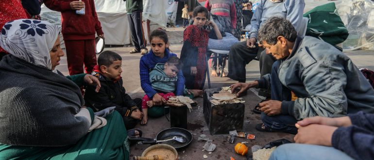 RAFAH, GAZA – NOVEMBER 30: People make fire to cook as Palestinians, displaced from their homes as a result of the Israeli attacks, try to continue their daily lives at Aliva School in Rafah, Gaza on November 30, 2023. ( Abed Rahim Khatib – Anadolu Agency )
