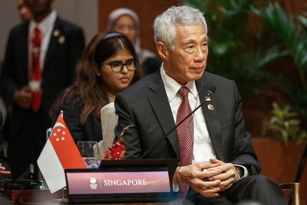 Премиерът на Сингапур Лий Сиен Лун обяви че ще предаде