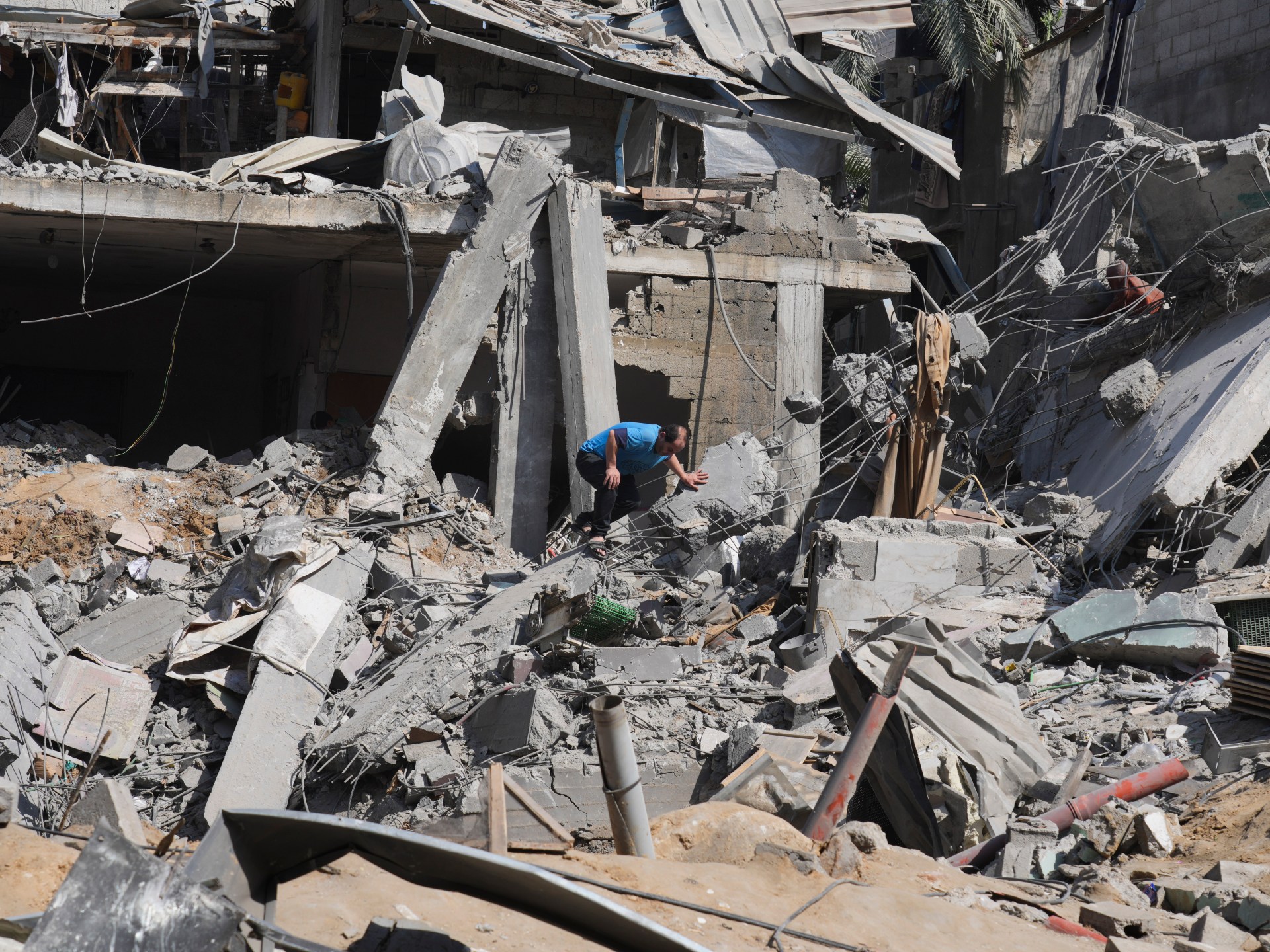 Urzędnicy ze Strefy Gazy mówią, że Izrael bombarduje obóz dla uchodźców al-Maqassi, zabijając dziesiątki ofiar konfliktu izraelsko-palestyńskiego