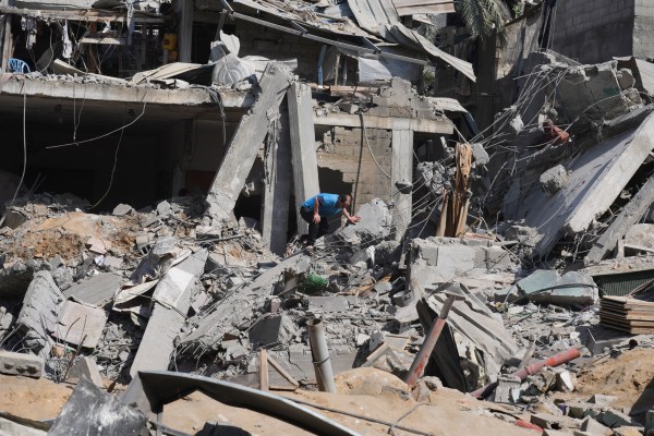 Израелската армия е бомбардирала бежански лагер Ал Магази в централната част