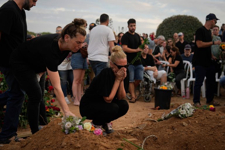 Domenica le persone in lutto partecipano al funerale di Meni e Ayelet Godard, nel Kibbutz Palmachim, in Israele