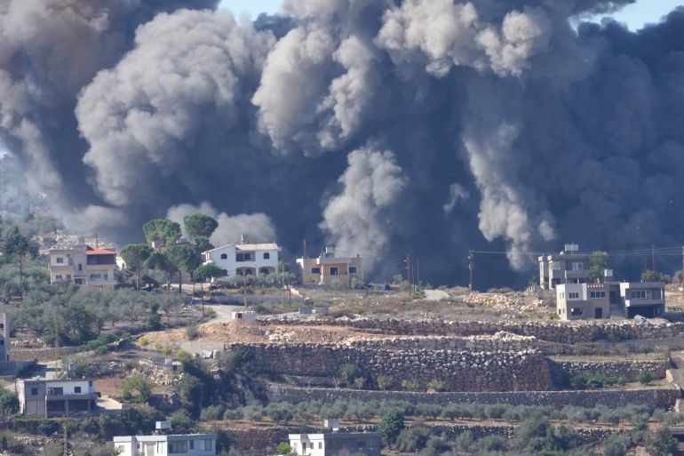 Sabato si è alzato fumo nero da un attacco aereo israeliano alla periferia di Aita al-Shaab, un villaggio libanese al confine con Israele nel sud del Libano.