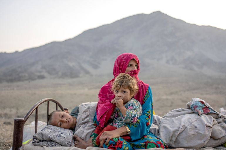 Afgan mülteciler Cumartesi günü Afganistan'ın Torkham kentindeki Torkham Pakistan-Afganistan sınırı yakınındaki bir kampa yerleşti.