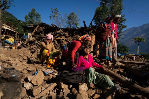 Усилията за издирване и спасяване в Непал са прекратени 36