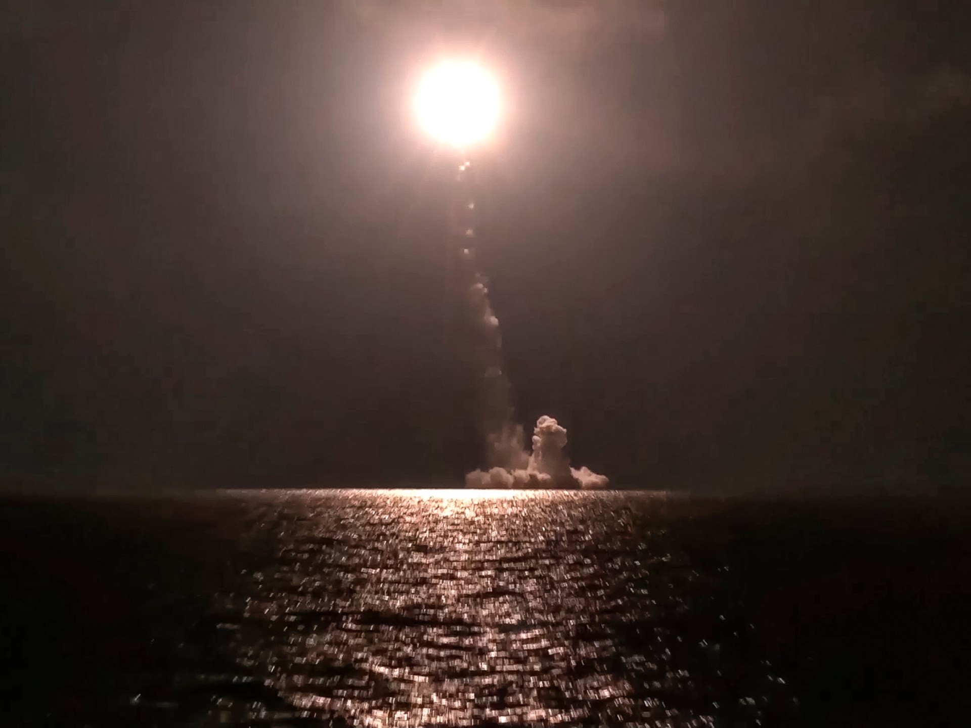Rusia dice que probó un misil Bulava con capacidad nuclear desde un nuevo submarino  noticias de armas
