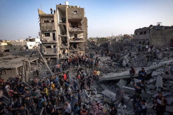 Израел продължава да атакува обсадените гъсто населени жилищни райони на
