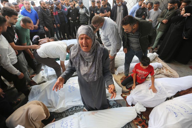 Os palestinos lamentam a morte de seus parentes no bombardeio israelense na Faixa de Gaza, em Rafah.
